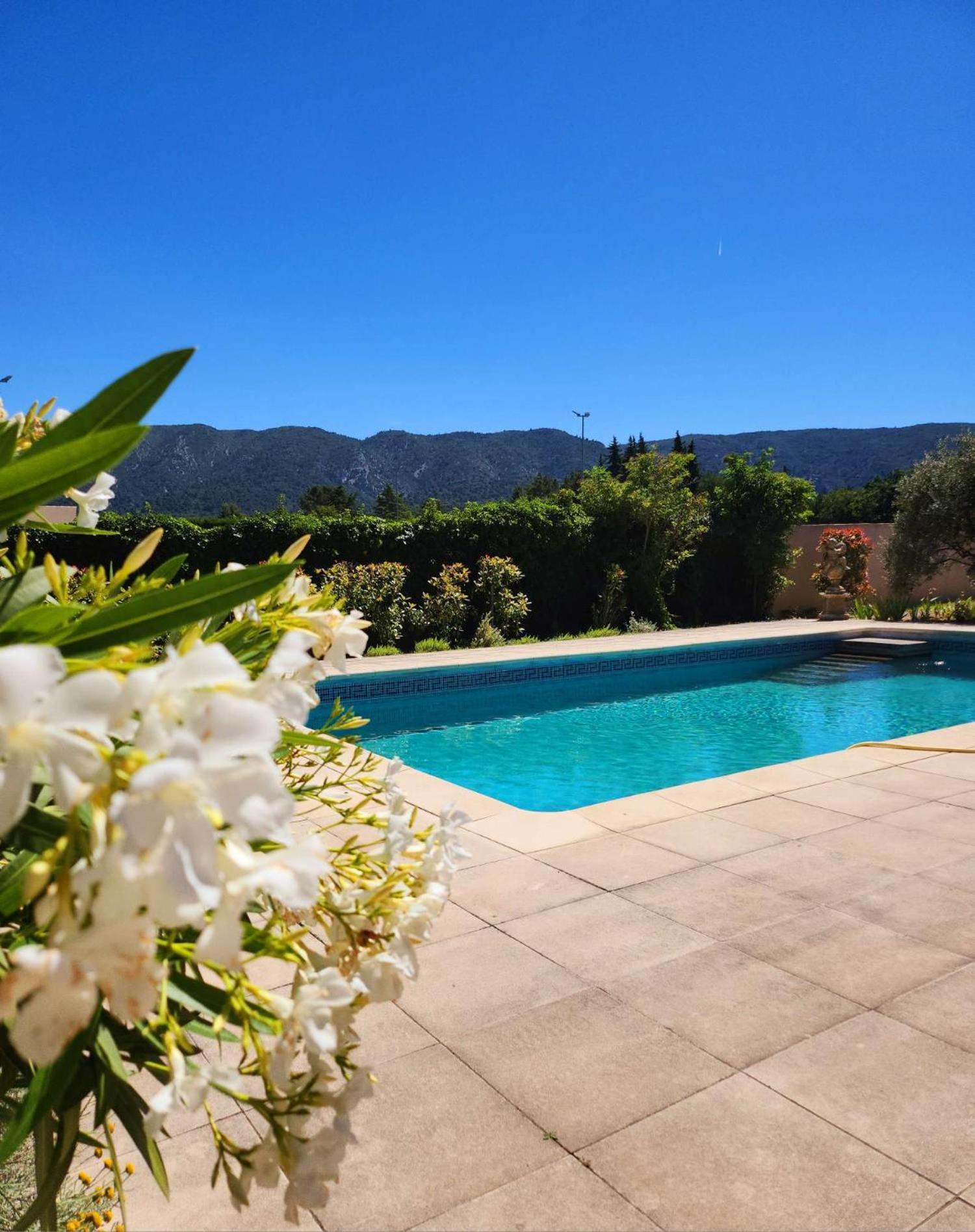Le Clos Renaissance Oppede Exterior photo